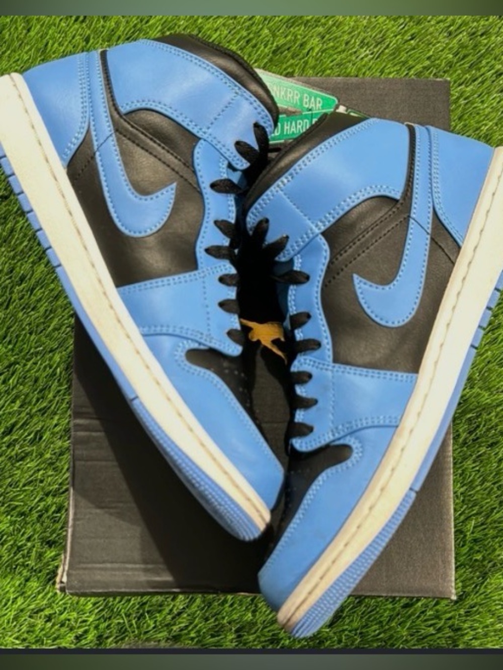 Air Jordan 1 Mid University Blue
Black